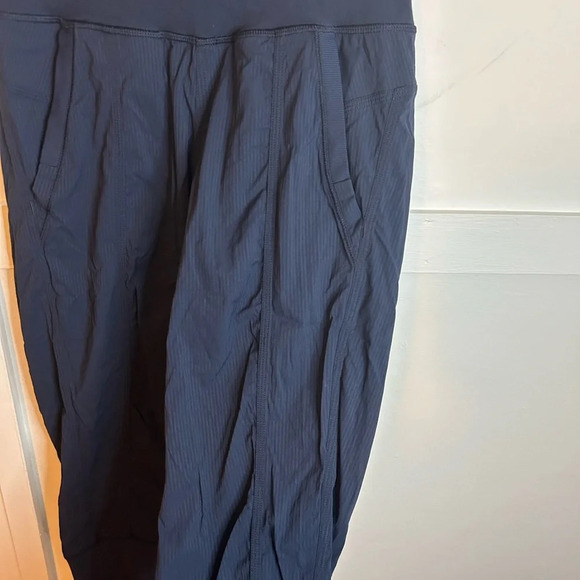 LULULEMON NAVY BLUE IN FLUX CROP PANTS - Picture 5 of 5